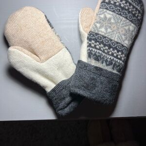 Scandinavian Pattern Women’s Mittens, insulated.